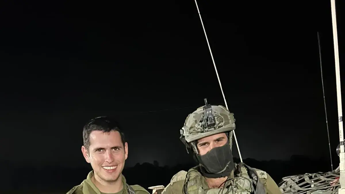 עמיאל ירחי (משמאל) עם השלט