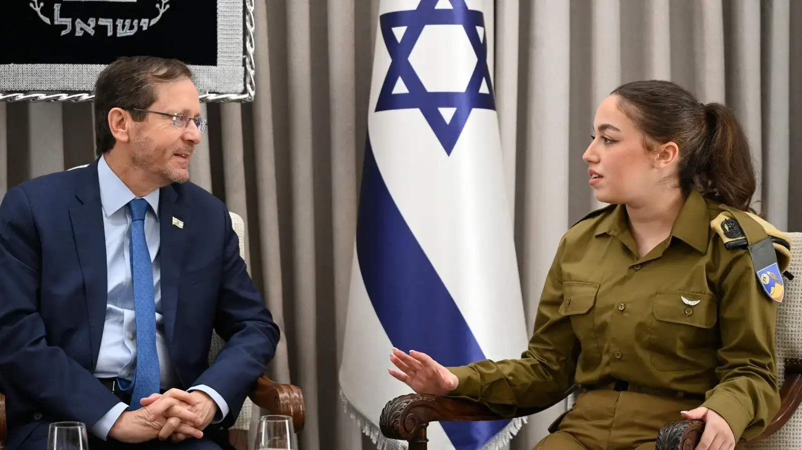 נשיא המדינה יצחק הרצוג ורעייתו מיכל נפגשו עם החיילת אורי מגידיש שחולצה משבי חמאס, 11 בינואר 2024 נשיא המדינה יצחק הרצוג ורעייתו מיכל נפגשו עם החיילת אורי מגידיש שחולצה משבי חמאס, 11 בינואר 2024