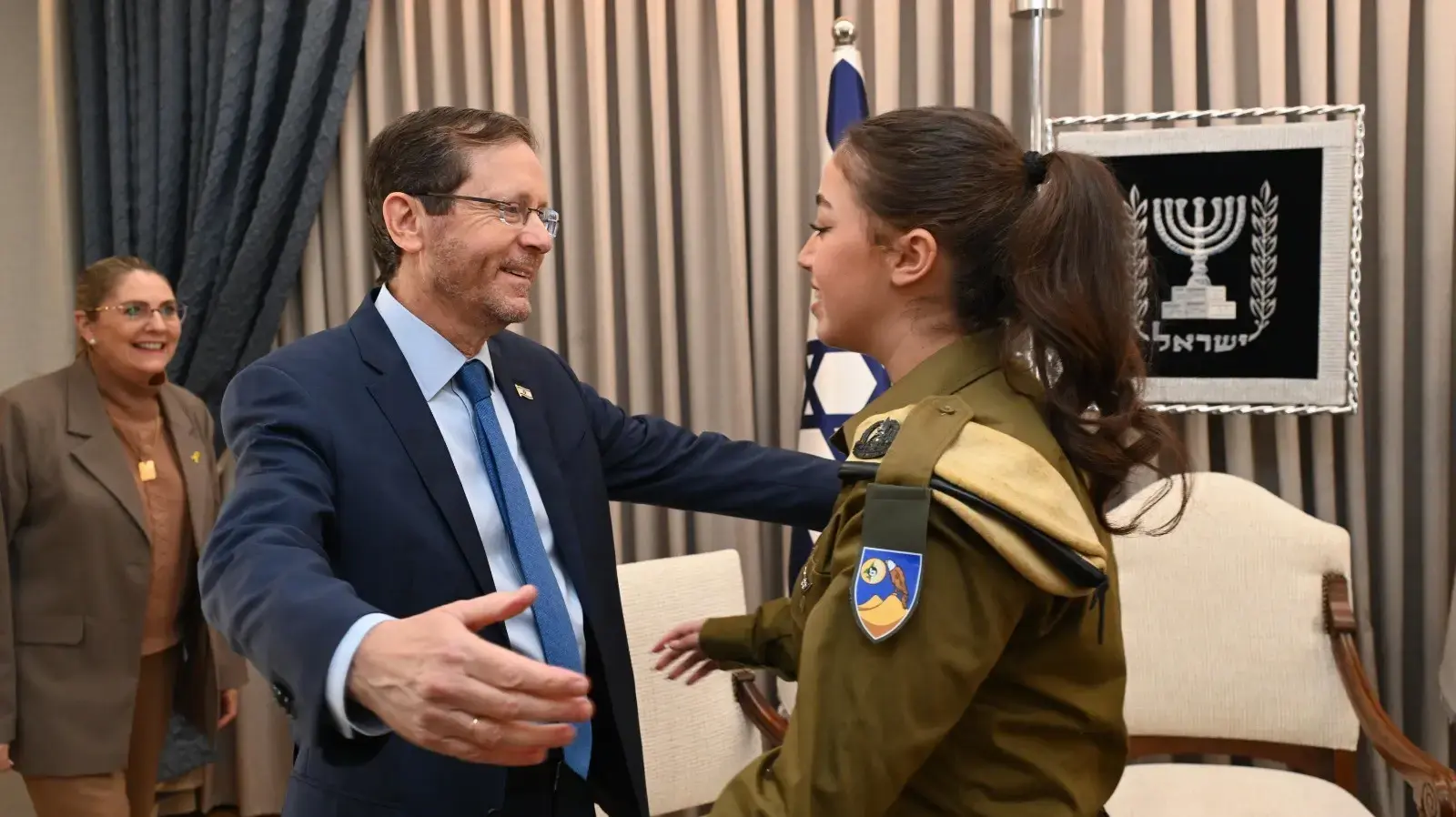 נשיא המדינה יצחק הרצוג ורעייתו מיכל נפגשו עם החיילת אורי מגידיש שחולצה משבי חמאס, 11 בינואר 2024 נשיא המדינה יצחק הרצוג ורעייתו מיכל נפגשו עם החיילת אורי מגידיש שחולצה משבי חמאס, 11 בינואר 2024