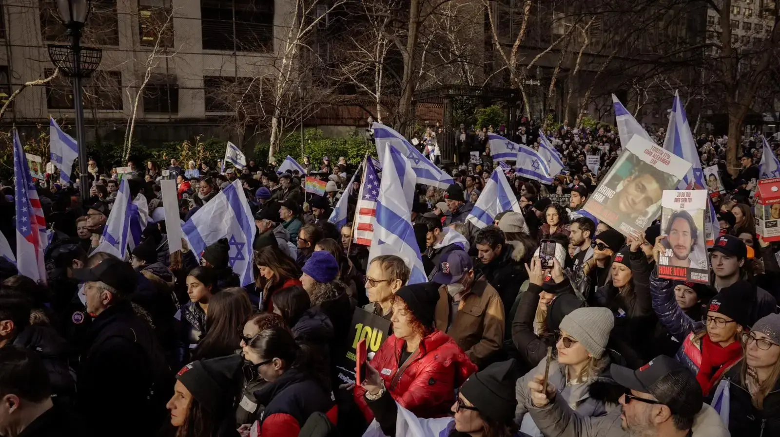 עצרת למען החטופים מול האום בניו יורק עצרת למען החטופים מול האום בניו יורק