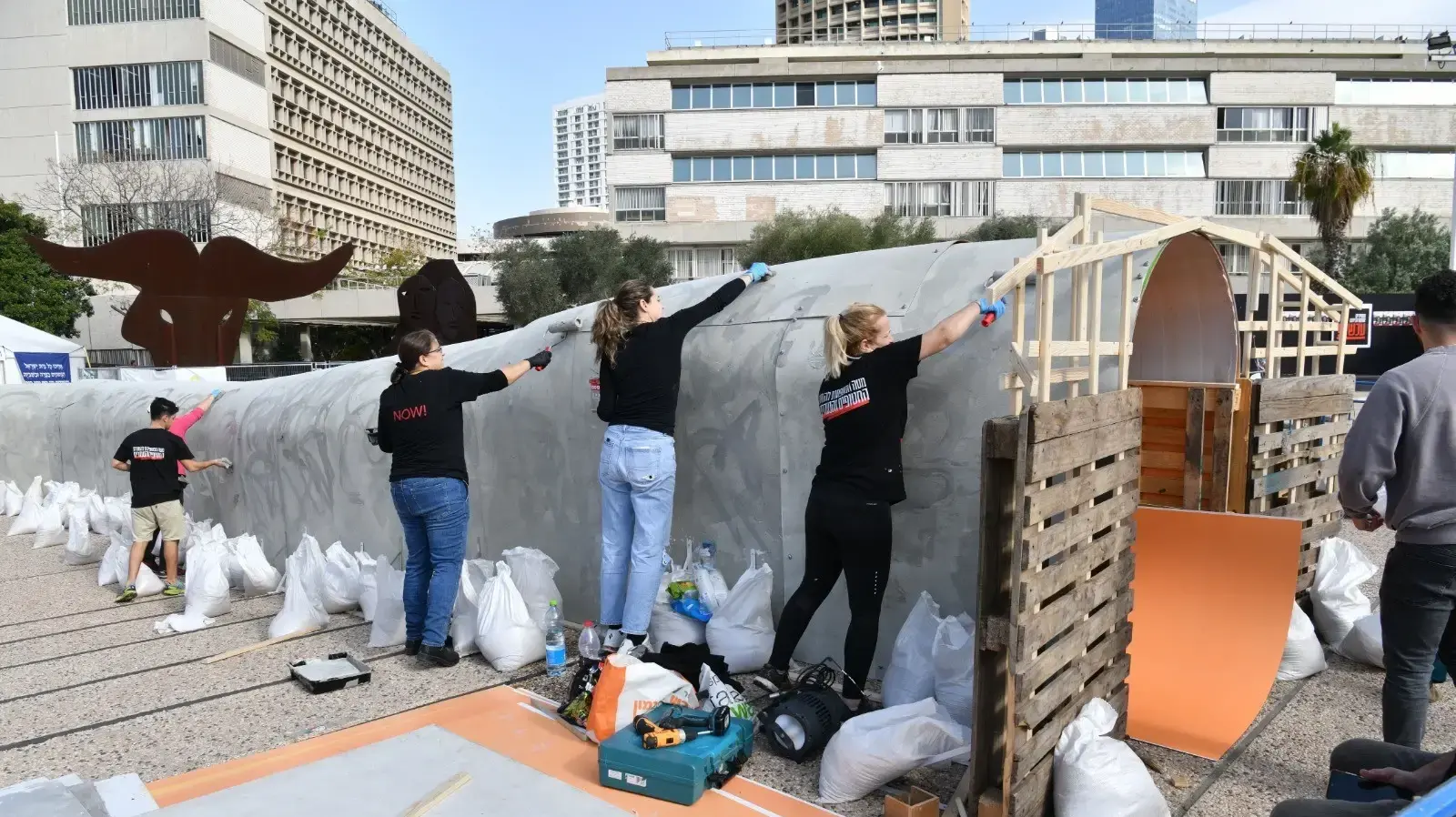 מנהרה באורך 30 מטרים נבנתה ב"כיכר החטופים" בתל אביב, 13 בינואר 2023 מנהרה באורך 30 מטרים נבנתה ב"כיכר החטופים" בתל אביב, 13 בינואר 2023