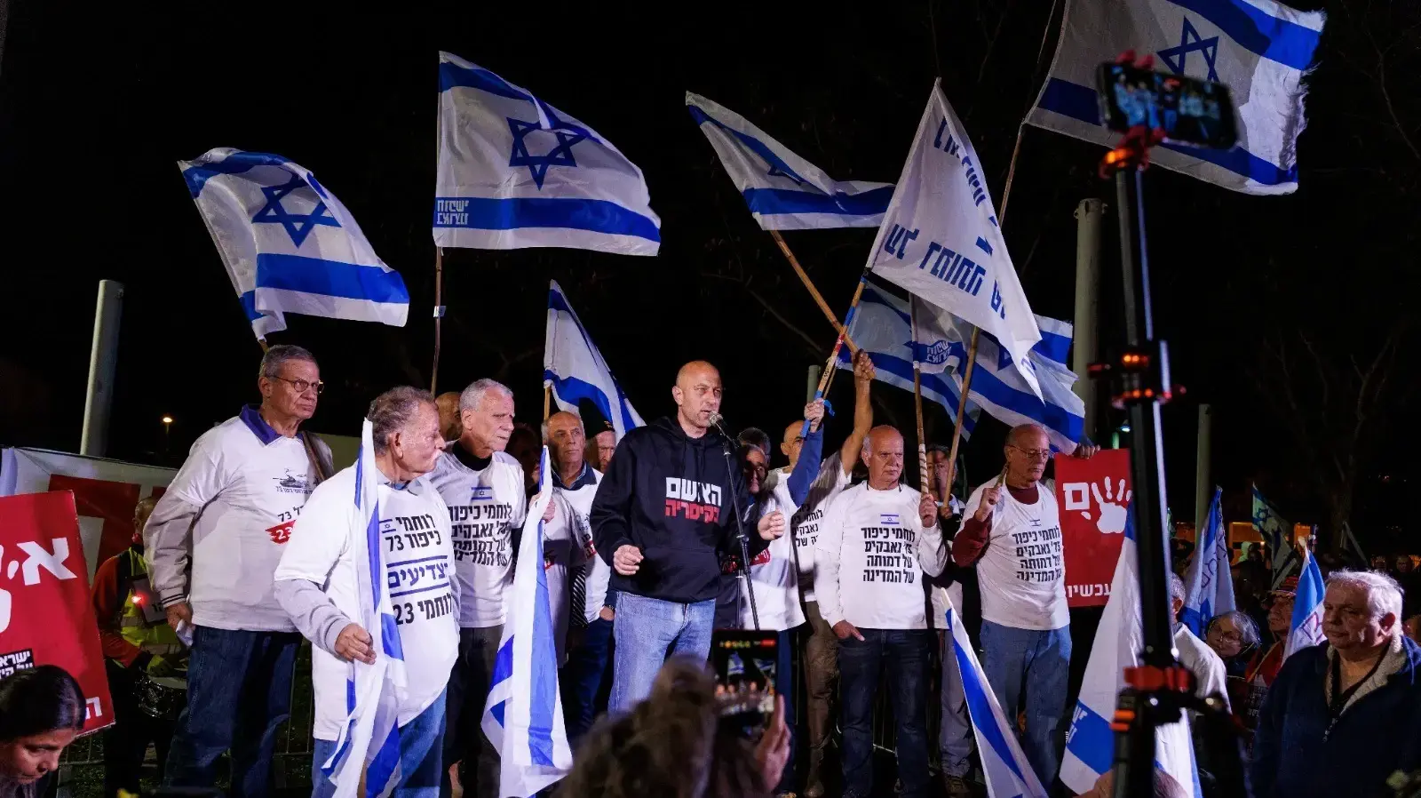 יובל סלע, בהפגנה, במרכז, מוקף בלוחמי יום כיפור יובל סלע, בהפגנה, במרכז, מוקף בלוחמי יום כיפור