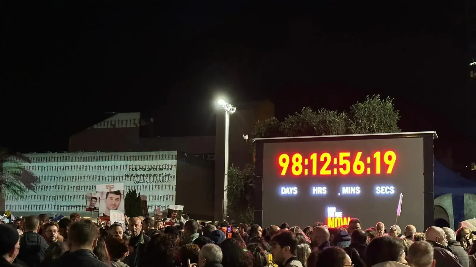 הפגנת 24 שעות למען השבת החטופים, כיכר החטופים תל אביב. 13 בינואר 2024 הפגנת 24 שעות למען השבת החטופים, כיכר החטופים תל אביב. 13 בינואר 2024