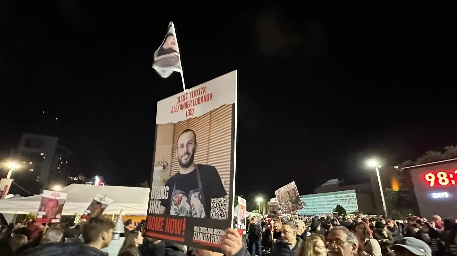 הפגנת 24 שעות למען השבת החטופים, כיכר החטופים תל אביב. 13 בינואר 2024 הפגנת 24 שעות למען השבת החטופים, כיכר החטופים תל אביב. 13 בינואר 2024