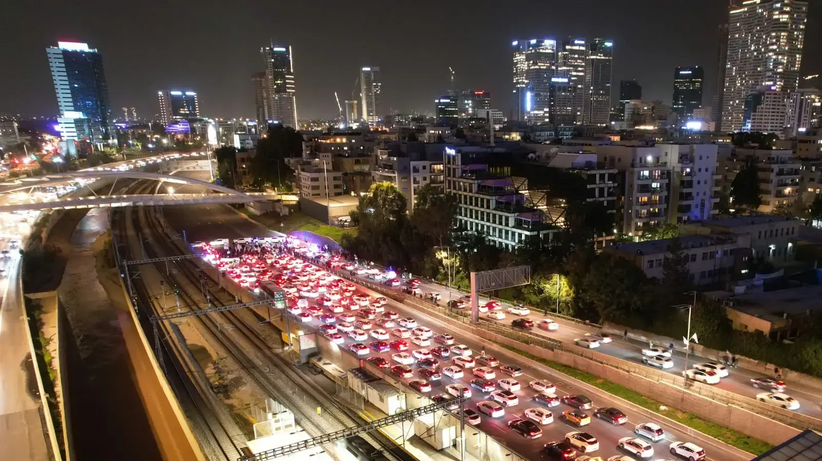 נתיבי איילון נחסמו בזמן הפגנת 24 שעות למען השבת החטופים, כיכר החטופים תל אביב. 13 בינואר 2024 נתיבי איילון נחסמו בזמן הפגנת 24 שעות למען השבת החטופים, כיכר החטופים תל אביב. 13 בינואר 2024