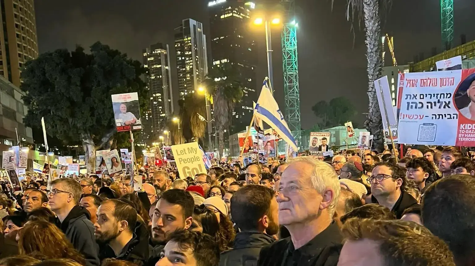 יו״ר המחנה הממלכתי, השר בני גנץ בעצרת לציון יום ה-100 לשבי החטופים בעזה.כיכר החטופים תל אביב. 13 בינואר 2024 יו״ר המחנה הממלכתי, השר בני גנץ בעצרת לציון יום ה-100 לשבי החטופים בעזה.כיכר החטופים תל אביב. 13 בינואר 2024