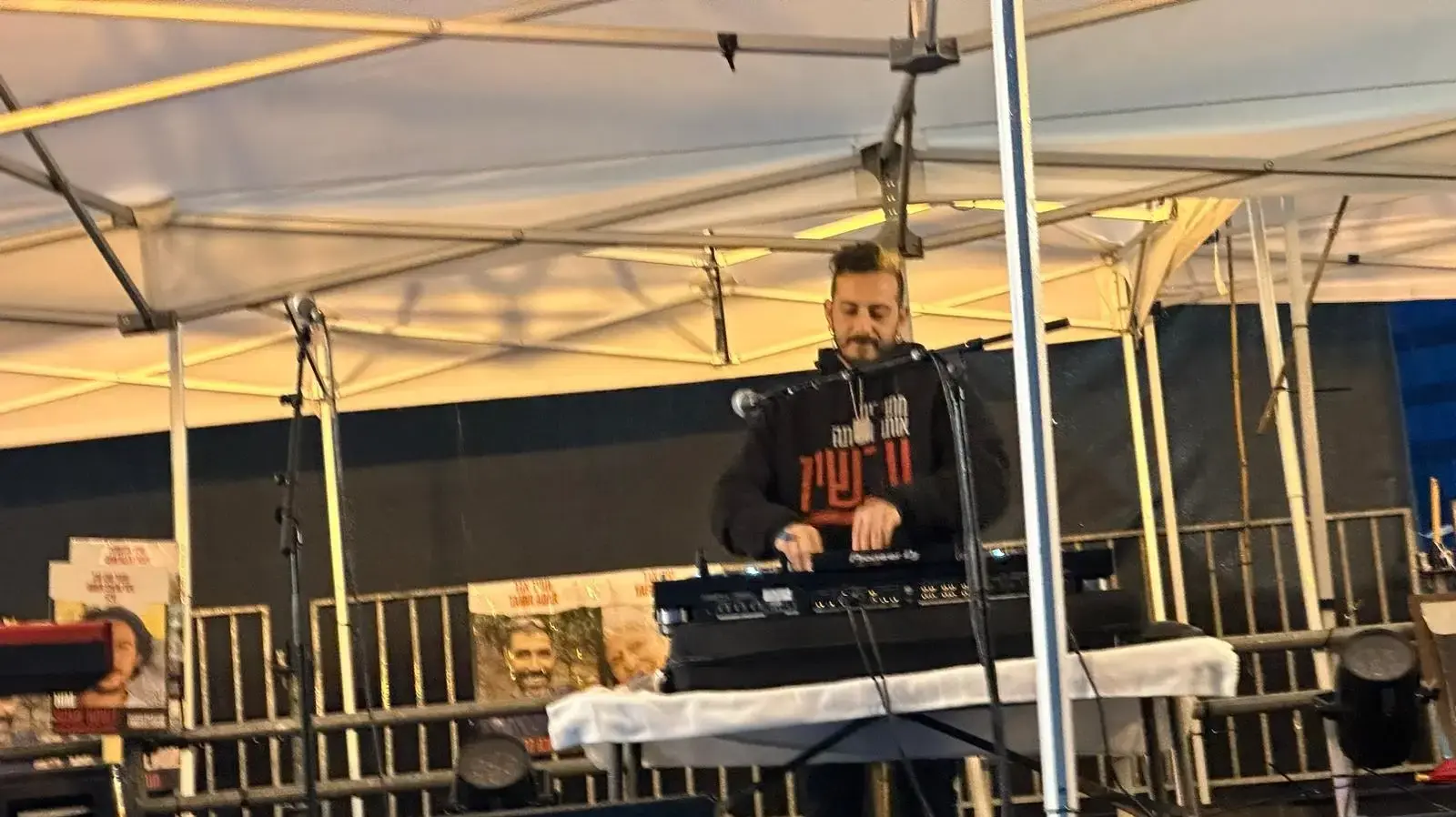 הדיג׳יי ירין בנימינוב מנגן למשפחות החטופים בכיכר החטופים
הדיג׳יי ירין בנימינוב מנגן למשפחות החטופים בכיכר החטופים