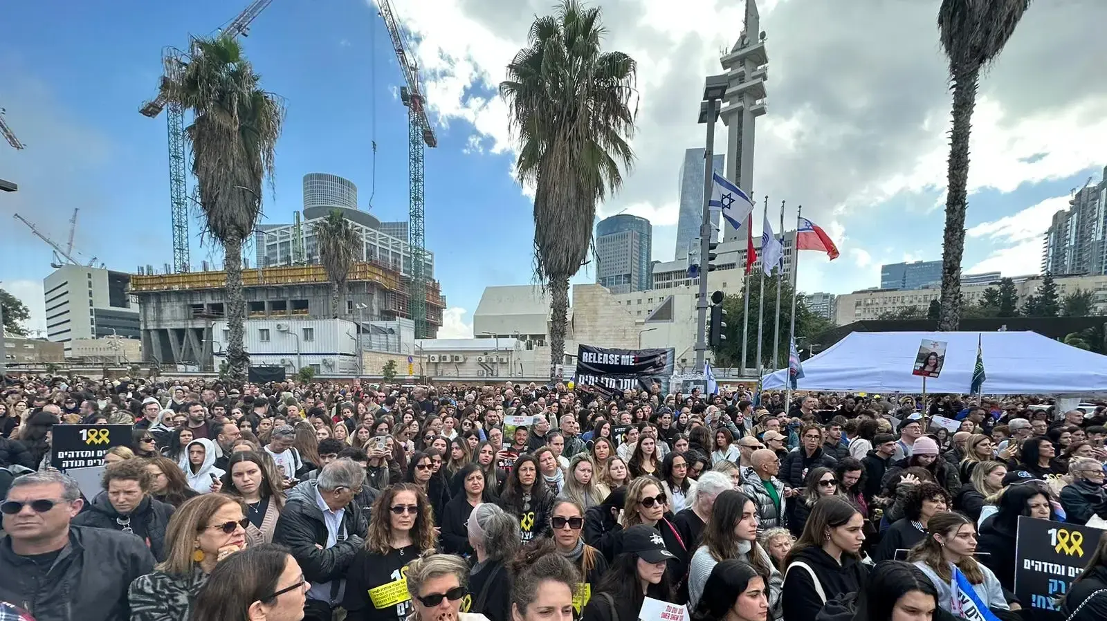 עצרת ״100 ימים של גיהנום״ לציון 100 ימים לחטיפה, כיכר החטופים, תל אביב. 14 בינואר 2024 עצרת ״100 ימים של גיהנום״ לציון 100 ימים לחטיפה, כיכר החטופים, תל אביב. 14 בינואר 2024