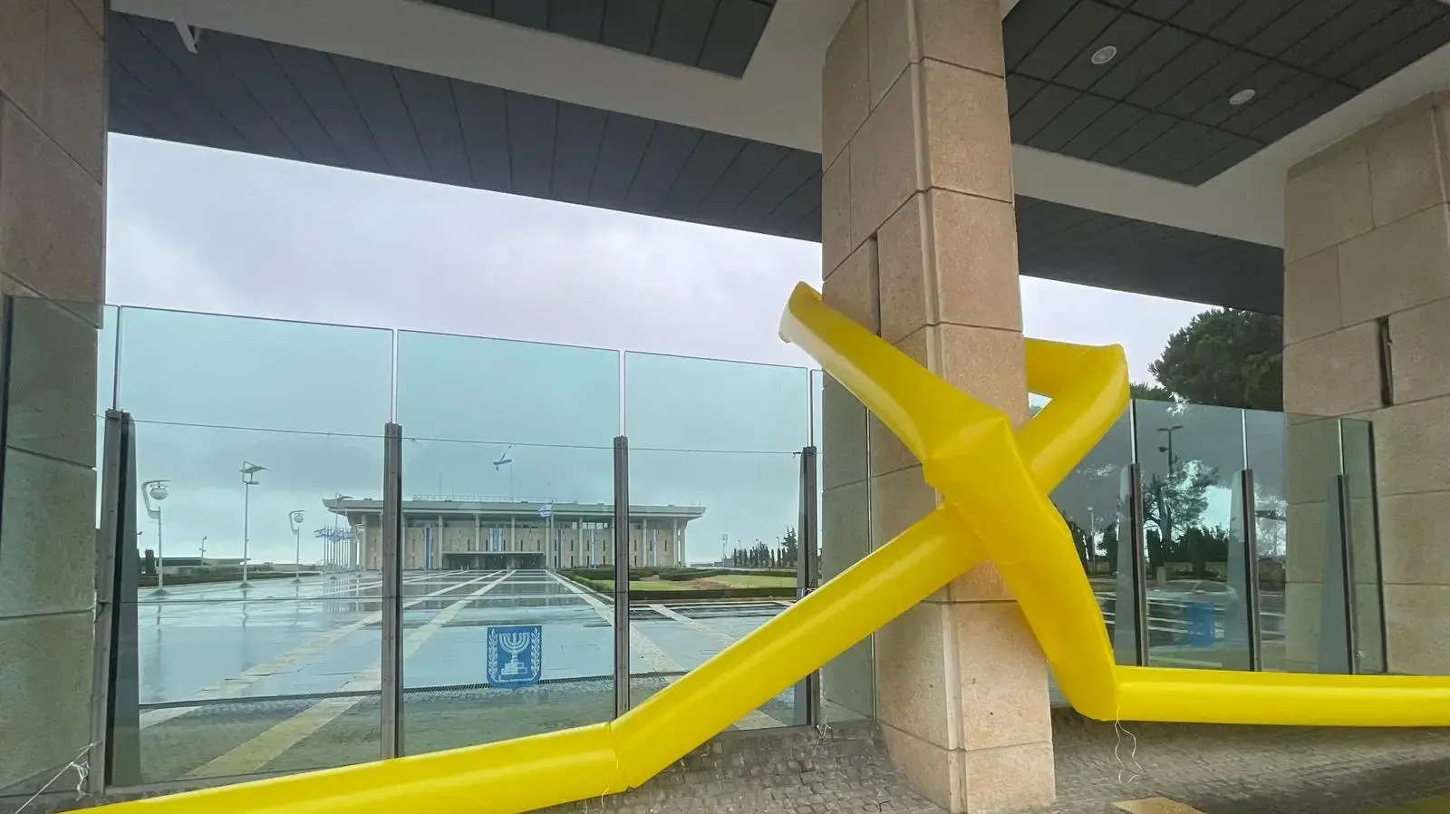 מיצג עם סמל שחרור החטופים, בציון 100 יום לחטיפה, הכנסת, ירושלים. 14 בינואר 2024 מיצג עם סמל שחרור החטופים, בציון 100 יום לחטיפה, הכנסת, ירושלים. 14 בינואר 2024