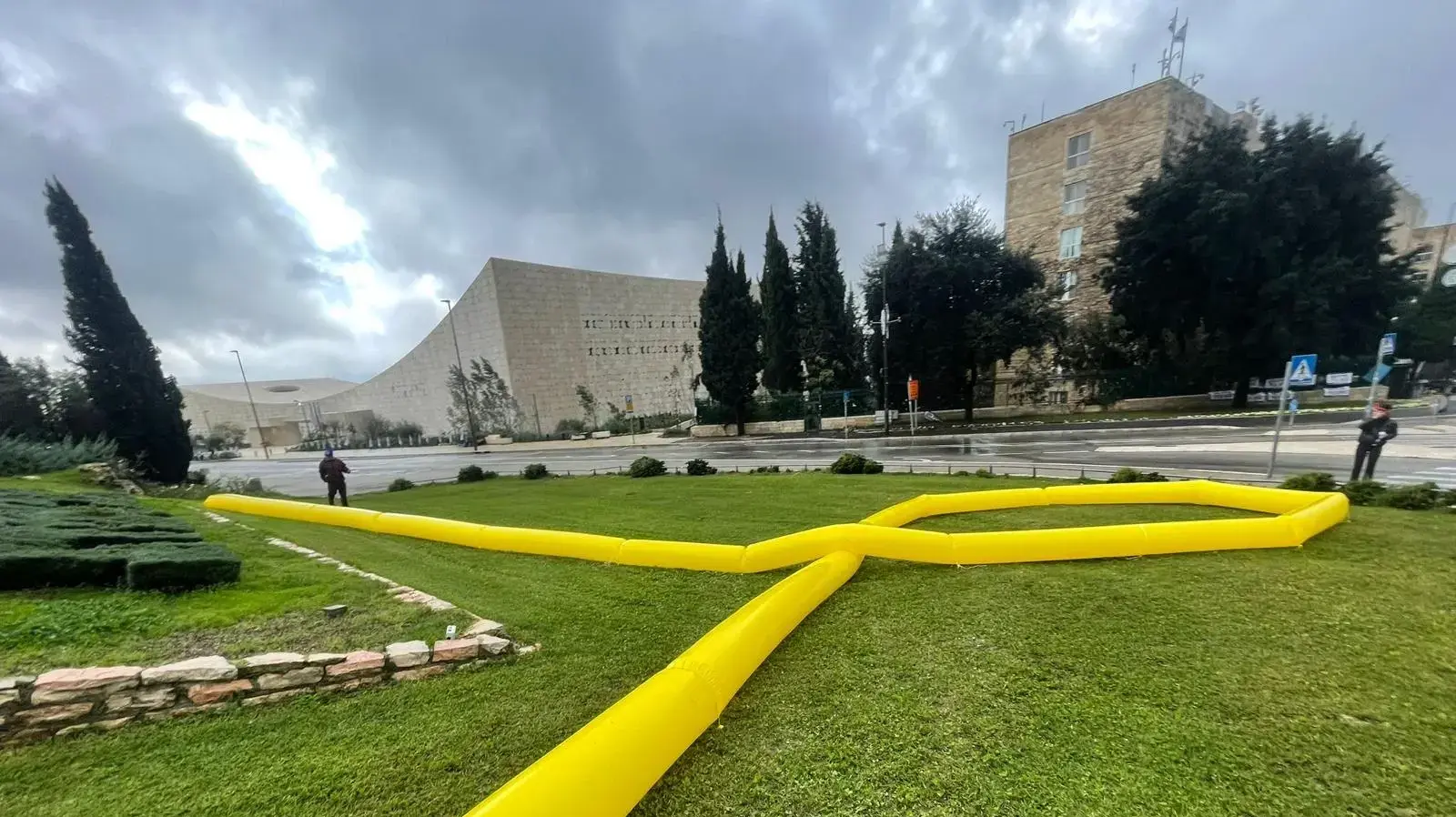מיצג עם סמל שחרור החטופים, בציון 100 יום לחטיפה, הכנסת, ירושלים. 14 בינואר 2024 מיצג עם סמל שחרור החטופים, בציון 100 יום לחטיפה, הכנסת, ירושלים. 14 בינואר 2024