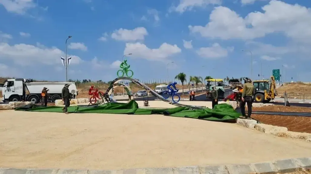 כיכר 'מה קשור' בכניסה לרמלה כיכר 'מה קשור' בכניסה לרמלה