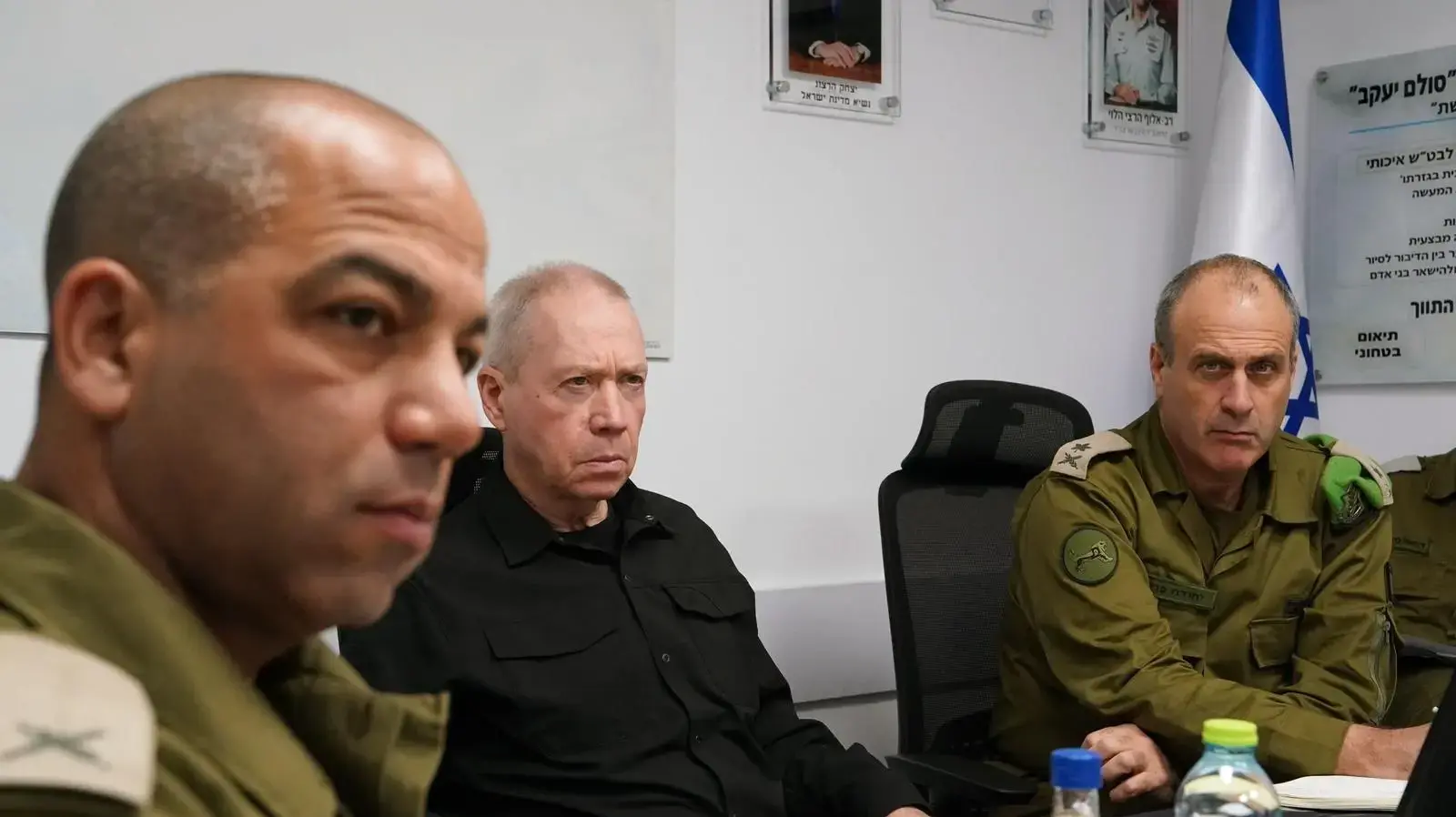 שר הביטחון יואב גלנט בהערכת מצב באוגדת יהודה ושומרון, יחד עם מפקד פיקוד המרכז האלוף יהודה פוקס, מפקד האוגדה תת-אלוף יקי דולף, 14 בינואר 2024 שר הביטחון יואב גלנט בהערכת מצב באוגדת יהודה ושומרון, יחד עם מפקד פיקוד המרכז האלוף יהודה פוקס, מפקד האוגדה תת-אלוף יקי דולף, 14 בינואר 2024