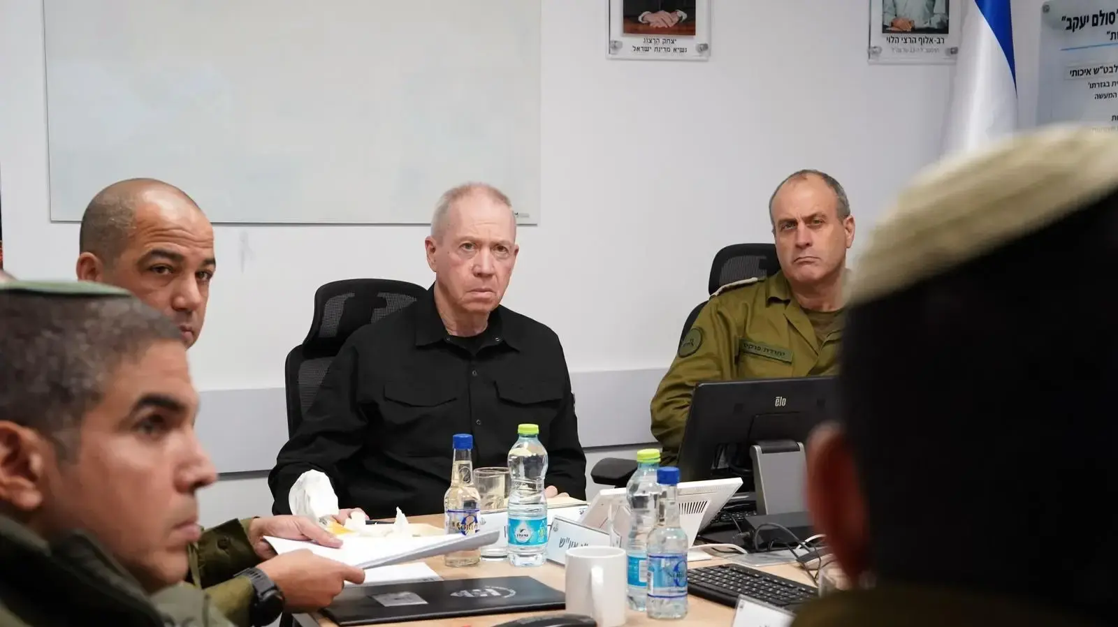 שר הביטחון יואב גלנט בהערכת מצב באוגדת יהודה ושומרון, יחד עם מפקד פיקוד המרכז האלוף יהודה פוקס, מפקד האוגדה תת-אלוף יקי דולף, 14 בינואר 2024 שר הביטחון יואב גלנט בהערכת מצב באוגדת יהודה ושומרון, יחד עם מפקד פיקוד המרכז האלוף יהודה פוקס, מפקד האוגדה תת-אלוף יקי דולף, 14 בינואר 2024
