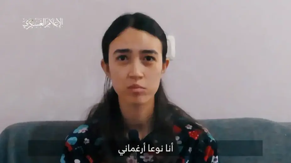 החטופים נועה ארגמני, יוסי שרעבי ואיתי סבירסקי בסרטון שפרסם ארגון החמאס. 14 בינואר 2024 החטופים נועה ארגמני, יוסי שרעבי ואיתי סבירסקי בסרטון שפרסם ארגון החמאס. 14 בינואר 2024