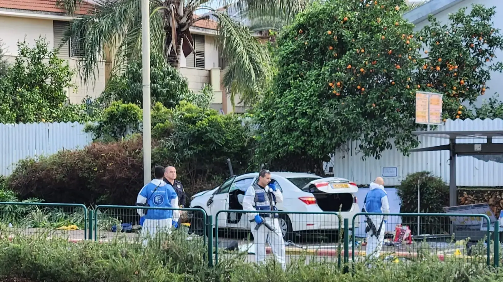 פיגוע דריסה ודקירה,רחוב אחוזה רעננה. אנשי מז"פ אוספים ממצאים באחת הזירות. 15 בינואר 2024 פיגוע דריסה ודקירה,רחוב אחוזה רעננה. אנשי מז"פ אוספים ממצאים באחת הזירות. 15 בינואר 2024