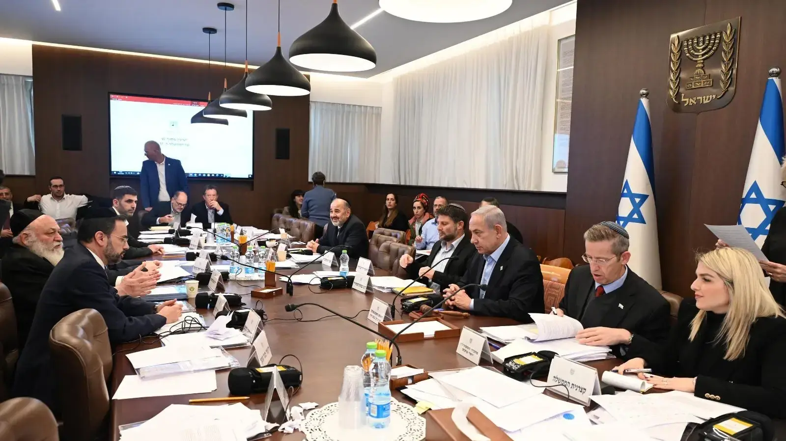 ראש הממשלה בנימין נתניהו והשרים בישיבת הממשלה לאישור תקציב המדינה לשנת 2024.
