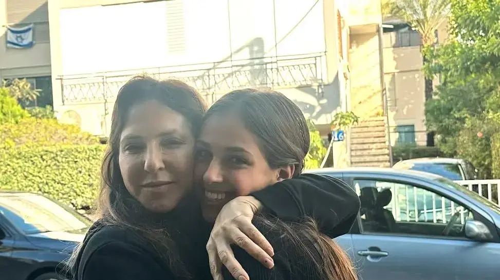 שלי משל זוכה לחבק את בתה מאיה שהיתה במקום הפיגוע ברעננה שלי משל זוכה לחבק את בתה מאיה שהיתה במקום הפיגוע ברעננה