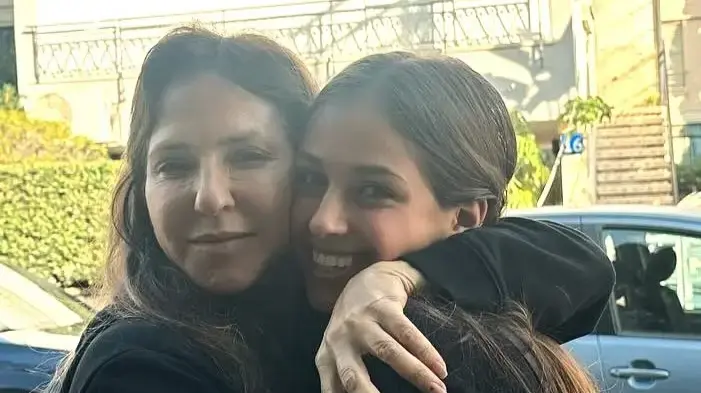 שלי משל זוכה לחבק את בתה מאיה שהיתה במקום הפיגוע ברעננה שלי משל זוכה לחבק את בתה מאיה שהיתה במקום הפיגוע ברעננה