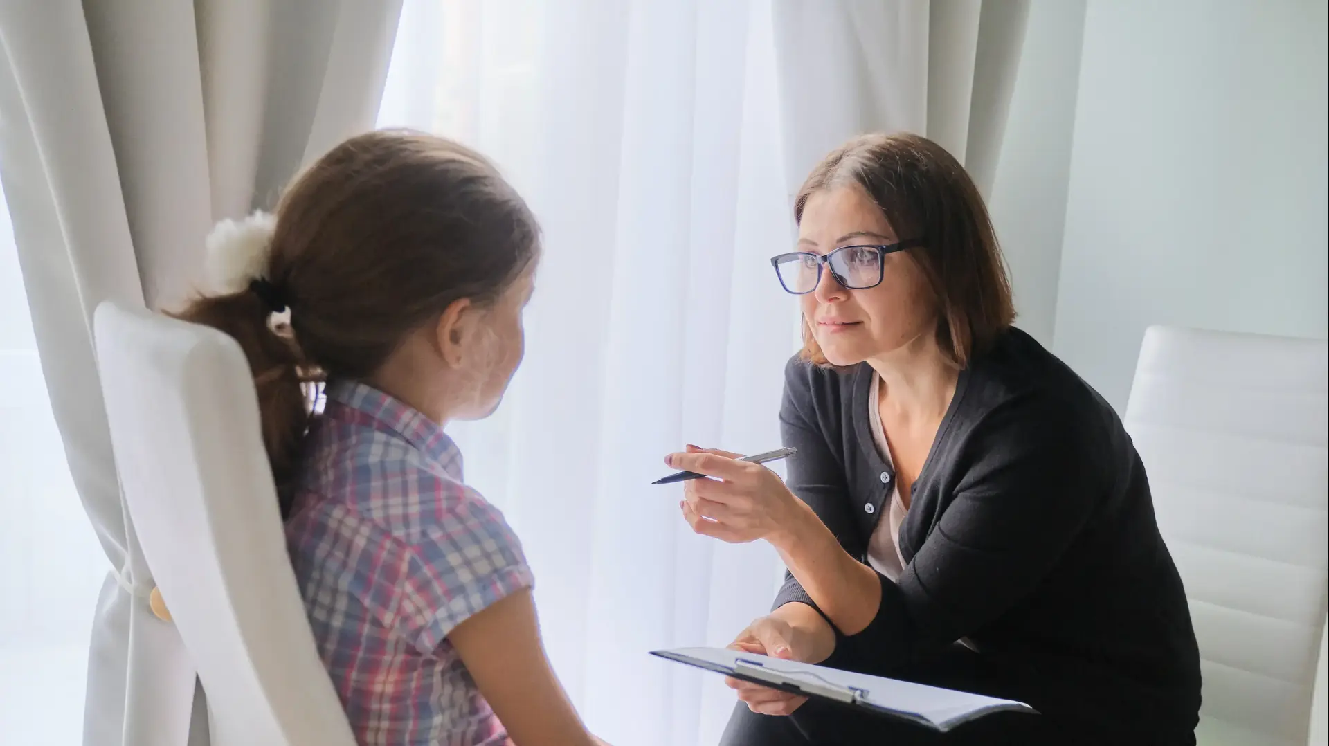 אישה משוחחת עם ילדה צעירה אישה משוחחת עם ילדה צעירה