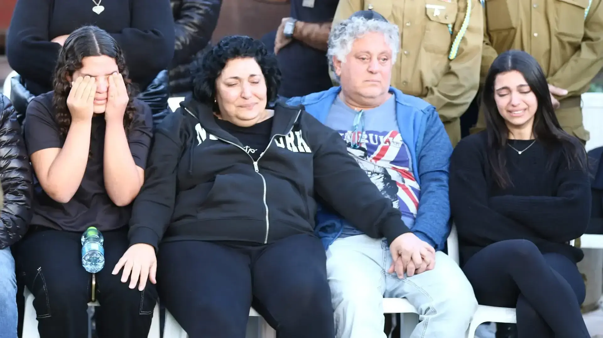 האחיות שי ושיר לצד ההורים בהלוויתו של רס"ל במיל' ניצן שסלר . 16 בינואר 2024 האחיות שי ושיר לצד ההורים בהלוויתו של רס"ל במיל' ניצן שסלר . 16 בינואר 2024