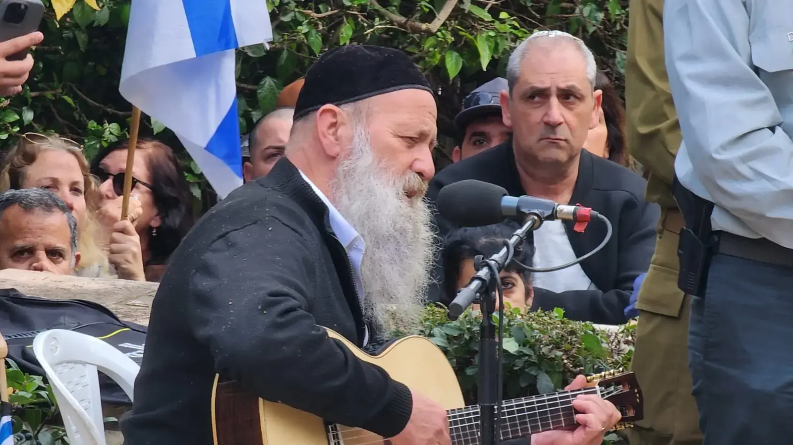 שולי רנד בהלוויתו של נועם אשרם בבנימינה, 17 בינואר 2024 שולי רנד בהלוויתו של נועם אשרם בבנימינה, 17 בינואר 2024