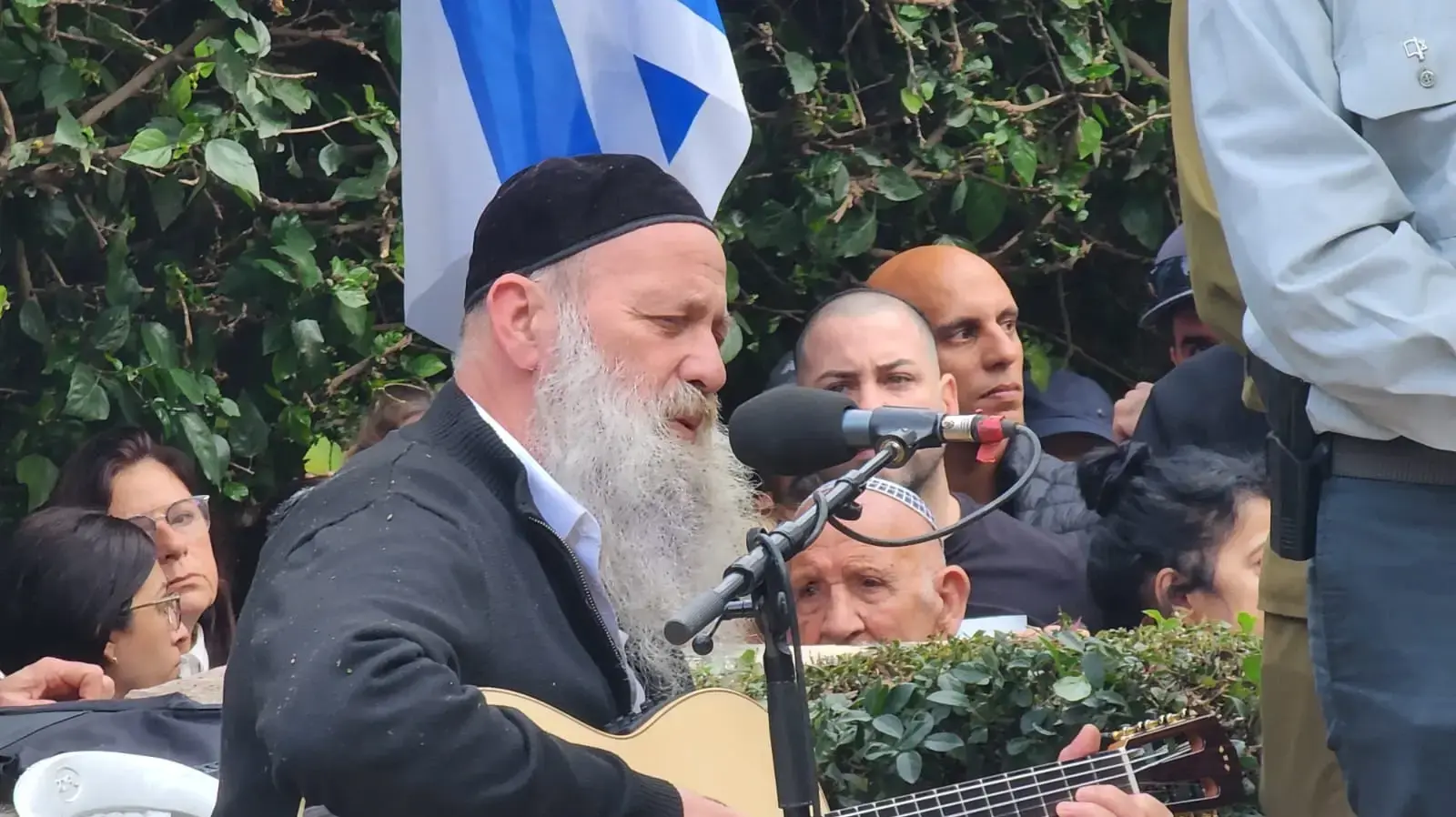 שולי רנד בהלוויתו של נועם אשרם בבנימינה, 17 בינואר 2024 שולי רנד בהלוויתו של נועם אשרם בבנימינה, 17 בינואר 2024