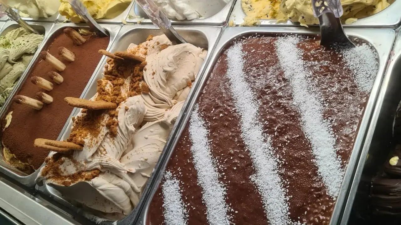 גלידריית "סירמיונה יוגורט" בקלנסווה
