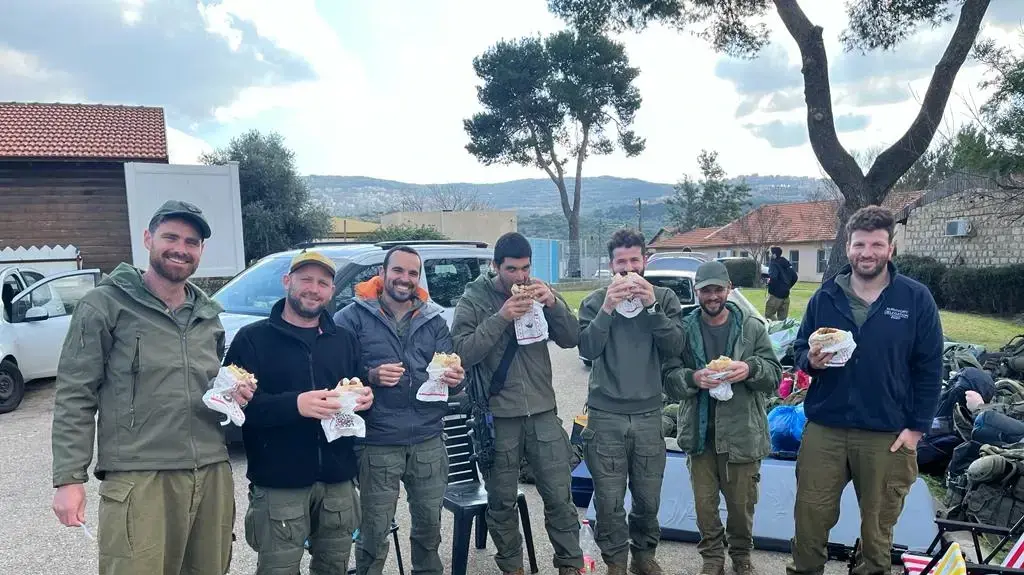לוחמי צה"ל אוכלים פלאפל לזכר נצחונו של שורד השואה דוד "דוגו" לייטנר בגבול הצפון. 18 בינואר 2024 לוחמי צה"ל אוכלים פלאפל לזכר נצחונו של שורד השואה דוד "דוגו" לייטנר בגבול הצפון. 18 בינואר 2024