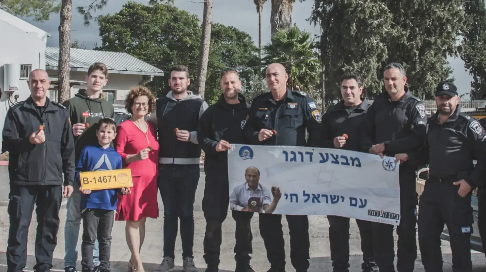 אוכלים פלאפל לזכר נצחונו של שורד השואה דוד "דוגו" לייטנר, משטרת ישראל, מחוז צפון. 18 בינואר 2024 אוכלים פלאפל לזכר נצחונו של שורד השואה דוד "דוגו" לייטנר, משטרת ישראל, מחוז צפון. 18 בינואר 2024