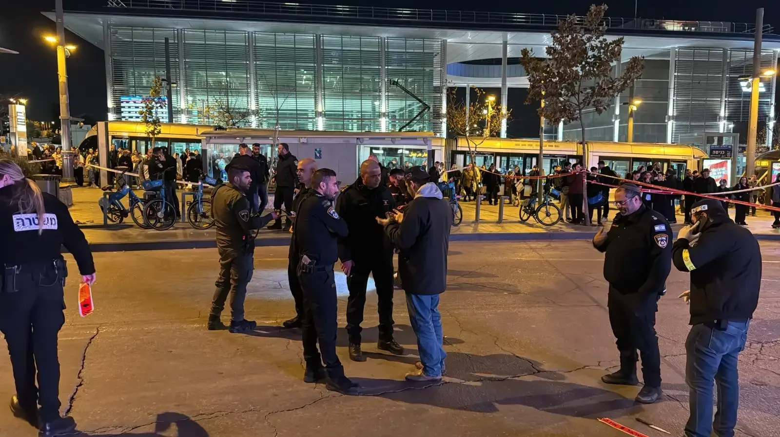 החשוד ברצח התיירת בת"א ניסה לדקור שוטרים סמוך לתחנה המרכזית, ירושלים, 18 בינואר 2024 החשוד ברצח התיירת בת"א ניסה לדקור שוטרים סמוך לתחנה המרכזית, ירושלים, 18 בינואר 2024