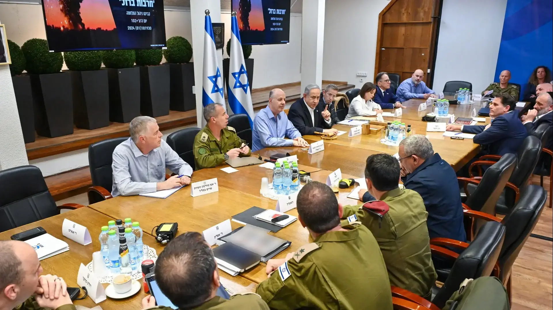 ראש הממשלה בנימין נתניהו בדיון עם הקבינט לניהול המלחמה, הקריה, 18 בינואר 2024 ראש הממשלה בנימין נתניהו בדיון עם הקבינט לניהול המלחמה, הקריה, 18 בינואר 2024