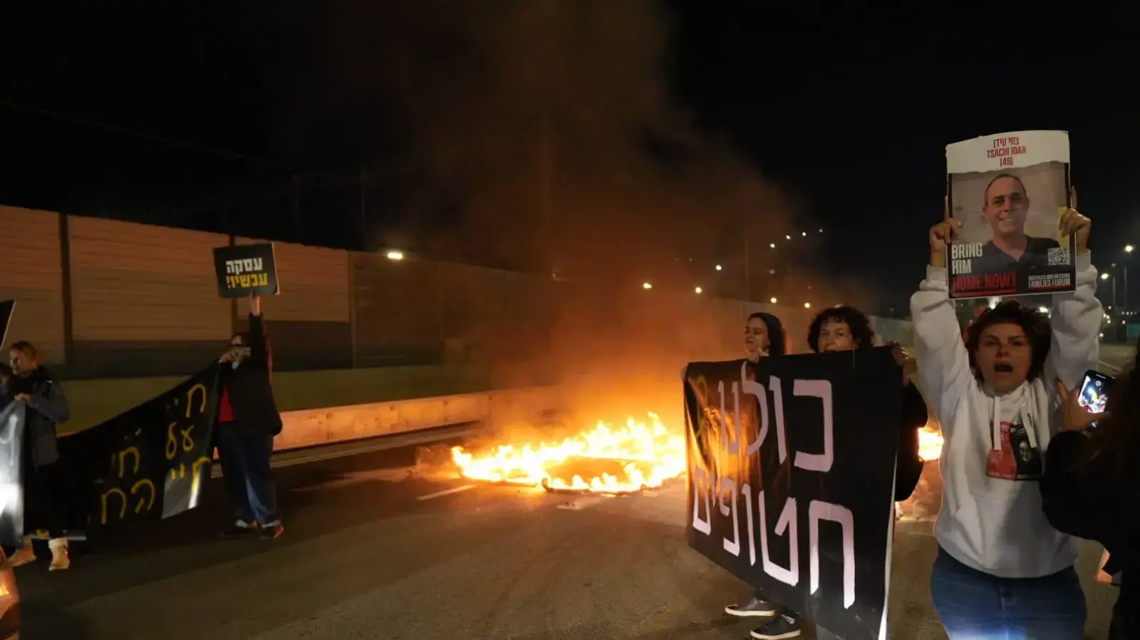 איילון צפון חסום עם כתובת אש לציון 136 החטופים, 18 בינואר 2024 איילון צפון חסום עם כתובת אש לציון 136 החטופים, 18 בינואר 2024