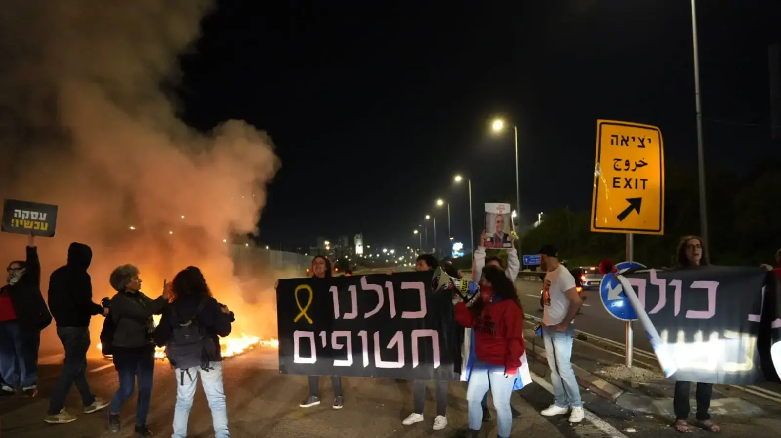 איילון צפון חסום עם כתובת אש לציון 136 החטופים, 18 בינואר 2024 איילון צפון חסום עם כתובת אש לציון 136 החטופים, 18 בינואר 2024