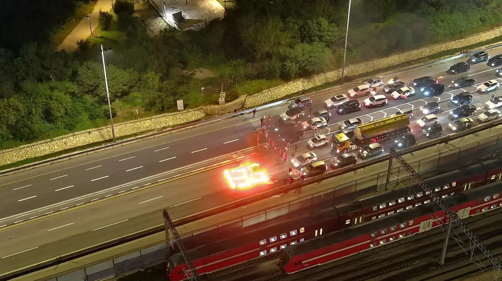 איילון צפון חסום עם כתובת אש לציון 136 החטופים, 18 בינואר 2024 איילון צפון חסום עם כתובת אש לציון 136 החטופים, 18 בינואר 2024