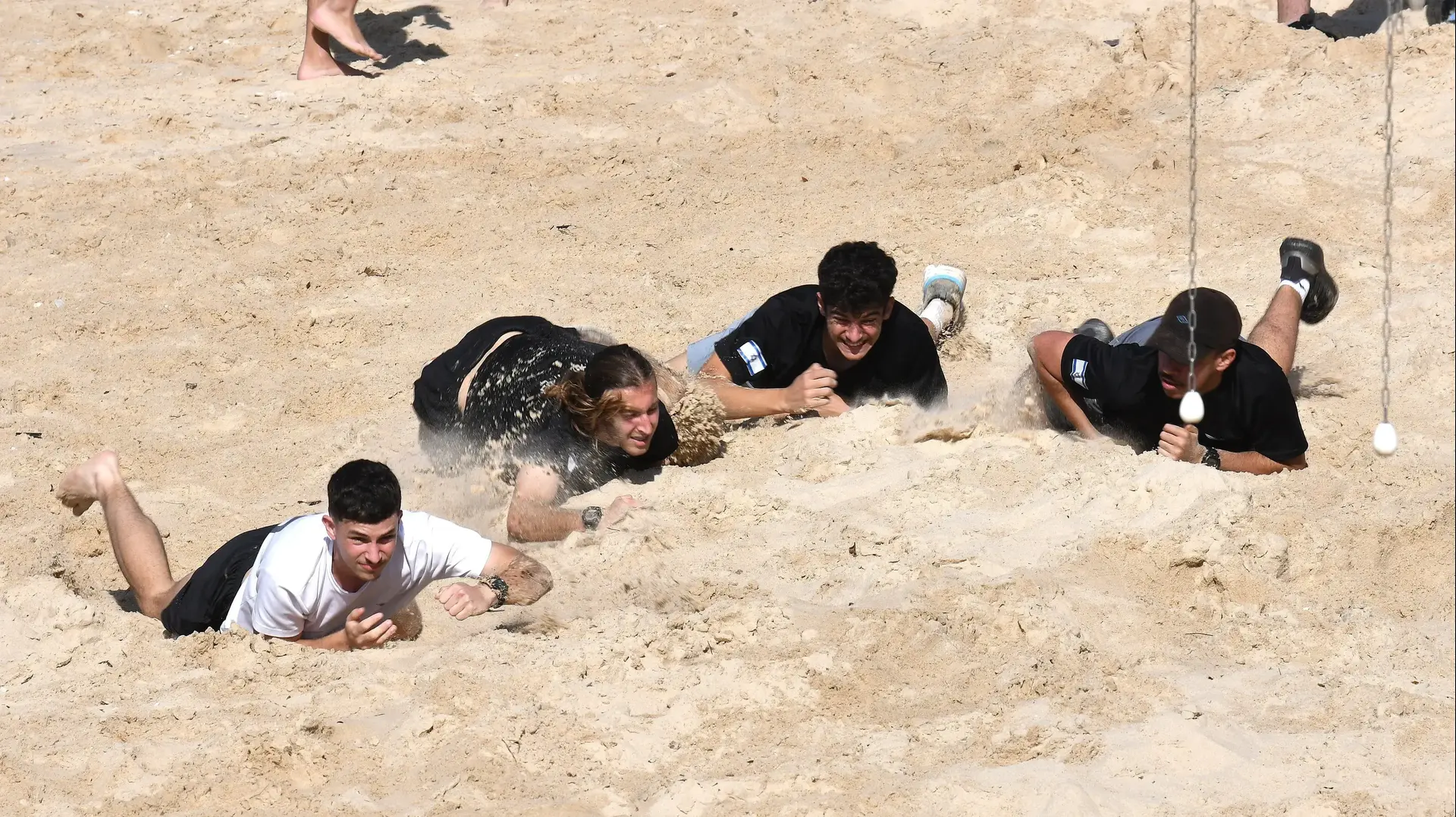 אימוני נוער לפני גיוס בחוף הים אימוני נוער לפני גיוס בחוף הים