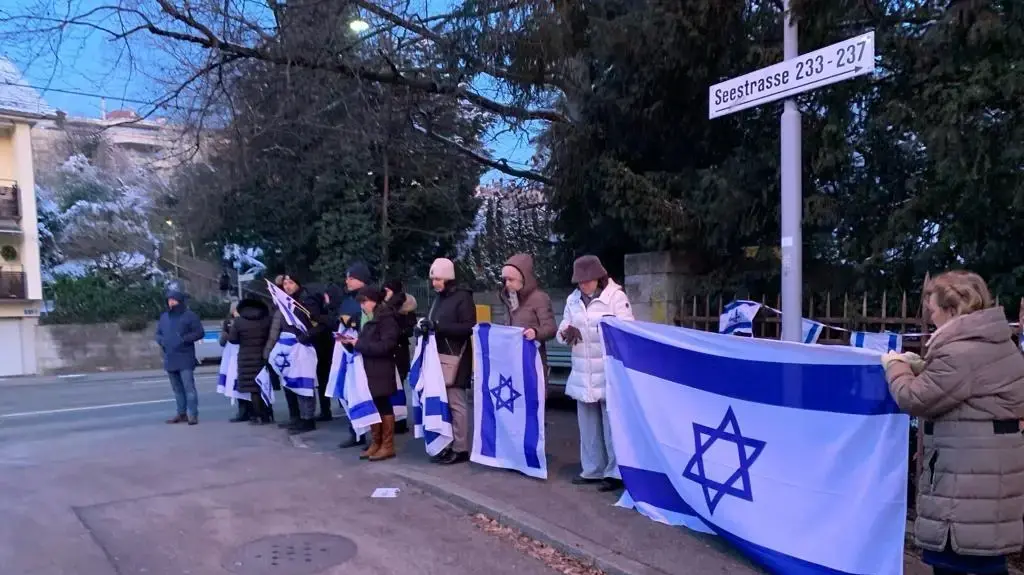 אנשי הקהילה היהודית בציריך המתינו לאמו של אוריאל אביעד סילברמן שנפל ברצועת עזה, בצידי הדרך עם דגלי ישראל, 21 בינואר 2024 אנשי הקהילה היהודית בציריך המתינו לאמו של אוריאל אביעד סילברמן שנפל ברצועת עזה, בצידי הדרך עם דגלי ישראל, 21 בינואר 2024