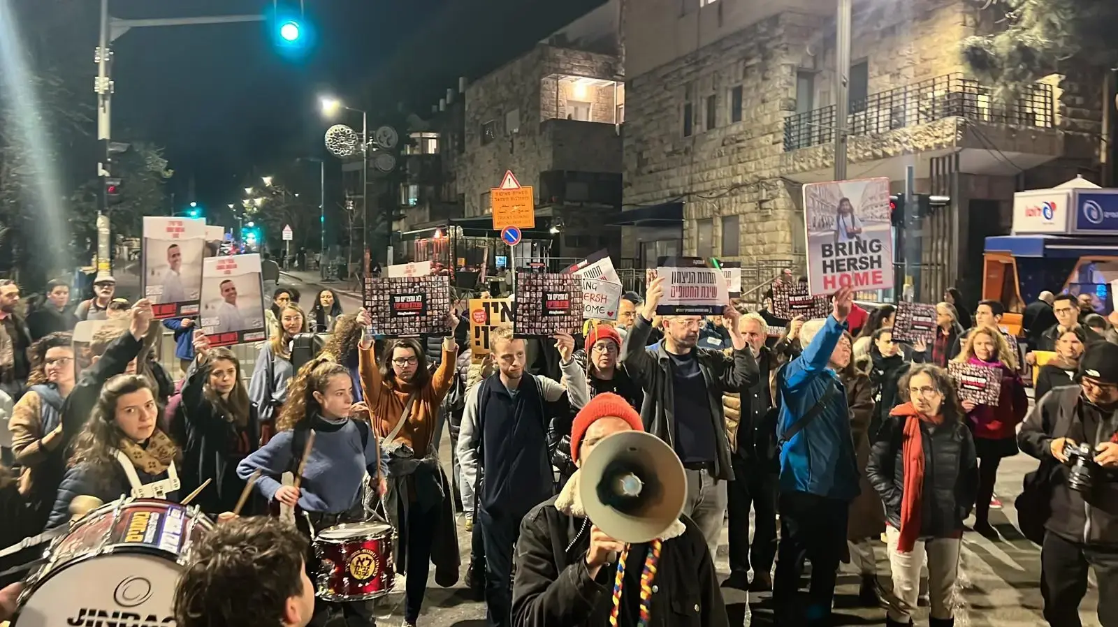 עשרות מתאספים מול מעון ראש הממשלה ברחוב עזה בירושלים בקריאה להביא לשחרור מיידי של כלל החטופים. 21 בינואר 2024 עשרות מתאספים מול מעון ראש הממשלה ברחוב עזה בירושלים בקריאה להביא לשחרור מיידי של כלל החטופים. 21 בינואר 2024