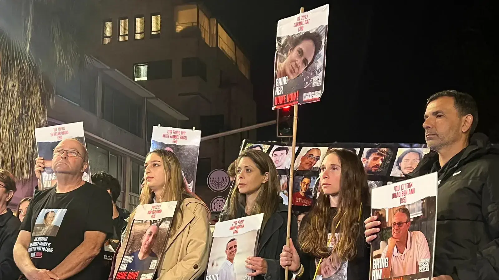 עשרות מתאספים מול מעון ראש הממשלה ברחוב עזה בירושלים בקריאה להביא לשחרור מיידי של כלל החטופים. 21 בינואר 2024