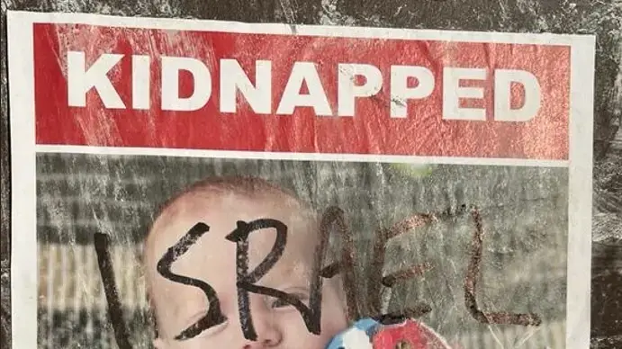 מודעות חטופים ישראליים הושחתו באוניברסיטת הרווארד ונכתבו עליהם מסרים אנטי- ציוניים, ינואר 2024