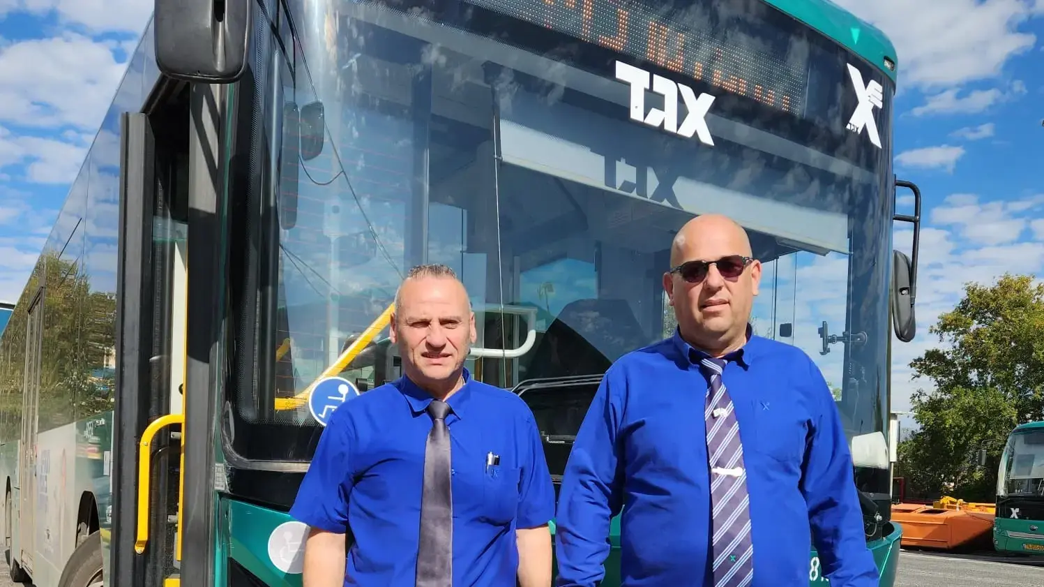 תמיר דוידוביץ' ומשמאלו דקל חרמש, מנהל אגד סניף גליל עליון תמיר דוידוביץ' ומשמאלו דקל חרמש, מנהל אגד סניף גליל עליון