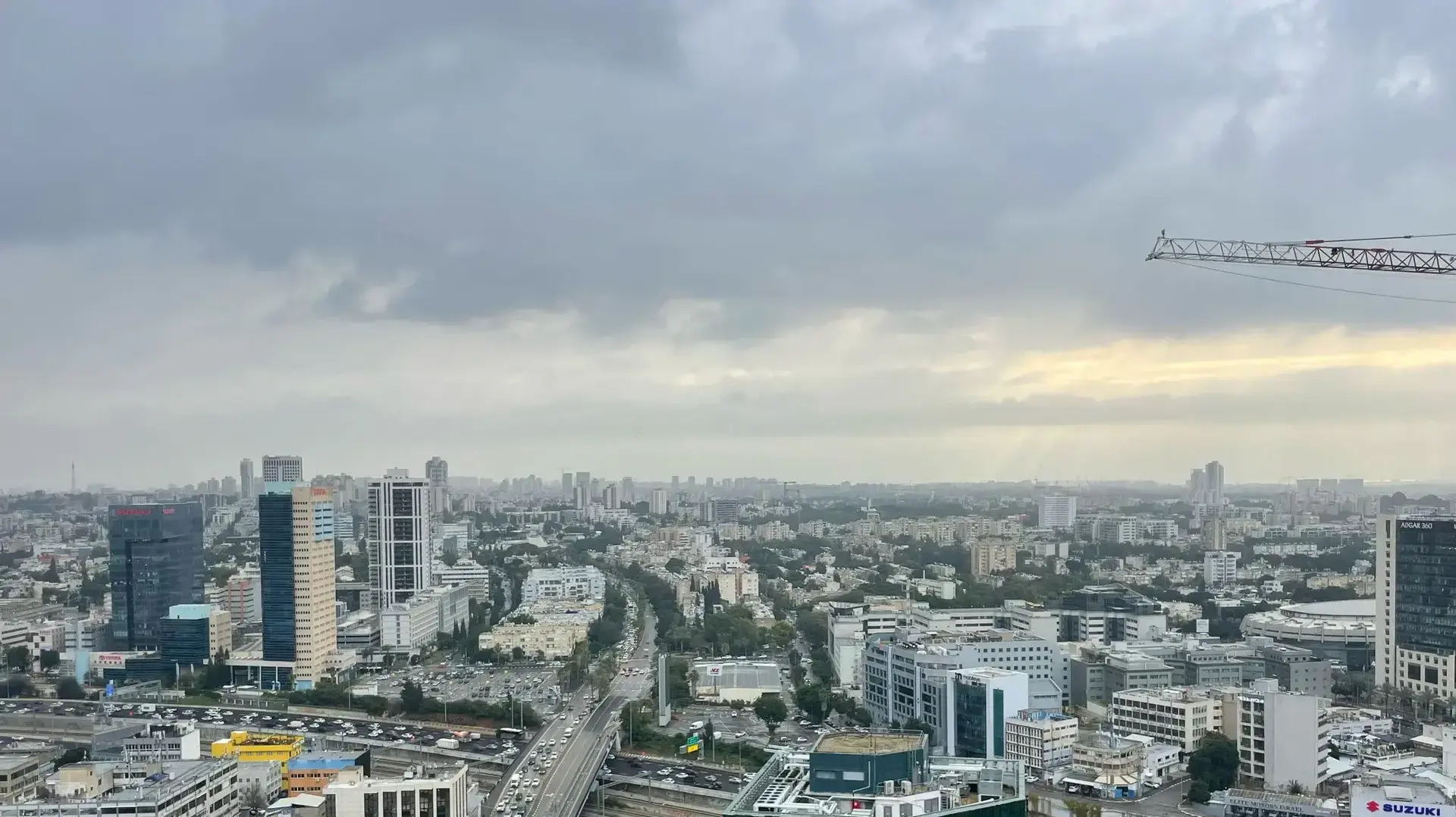 עננים בשמי גוש דן. 23 בינואר 2024 עננים בשמי גוש דן. 23 בינואר 2024