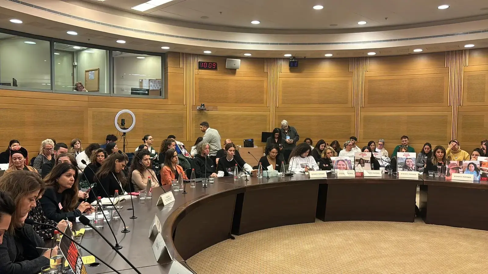ישיבת השדולה למען נפגעות אלימות מינית ומגדרית במלחמה חרבות ברזל ישיבת השדולה למען נפגעות אלימות מינית ומגדרית במלחמה חרבות ברזל