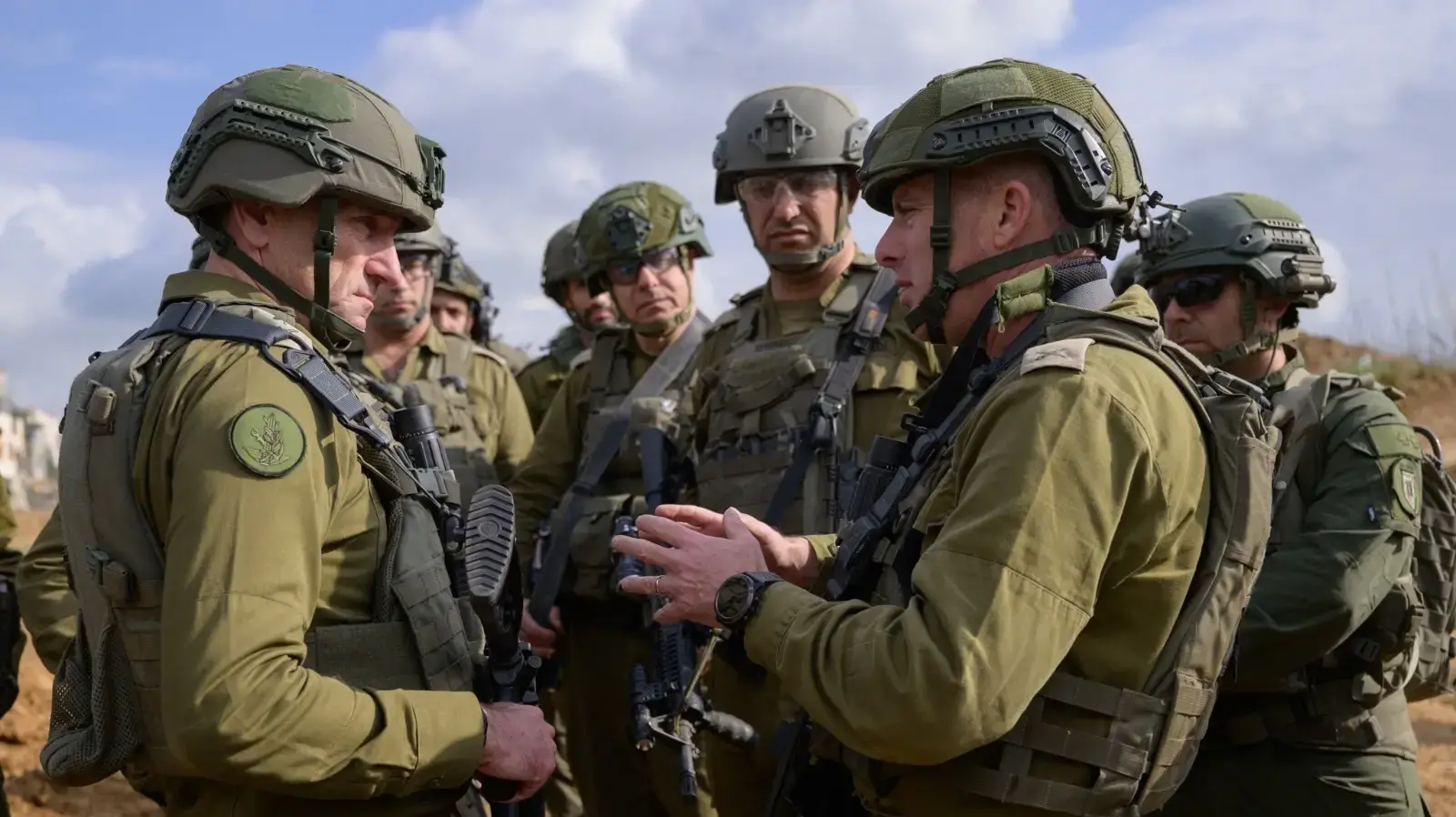 הרמטכ"ל מקיים תחקיר ראשוני בנקודה בה נפלו 21 לוחמי צה"ל ברצועת עזה. 23 בינואר 2024 הרמטכ"ל מקיים תחקיר ראשוני בנקודה בה נפלו 21 לוחמי צה"ל ברצועת עזה. 23 בינואר 2024