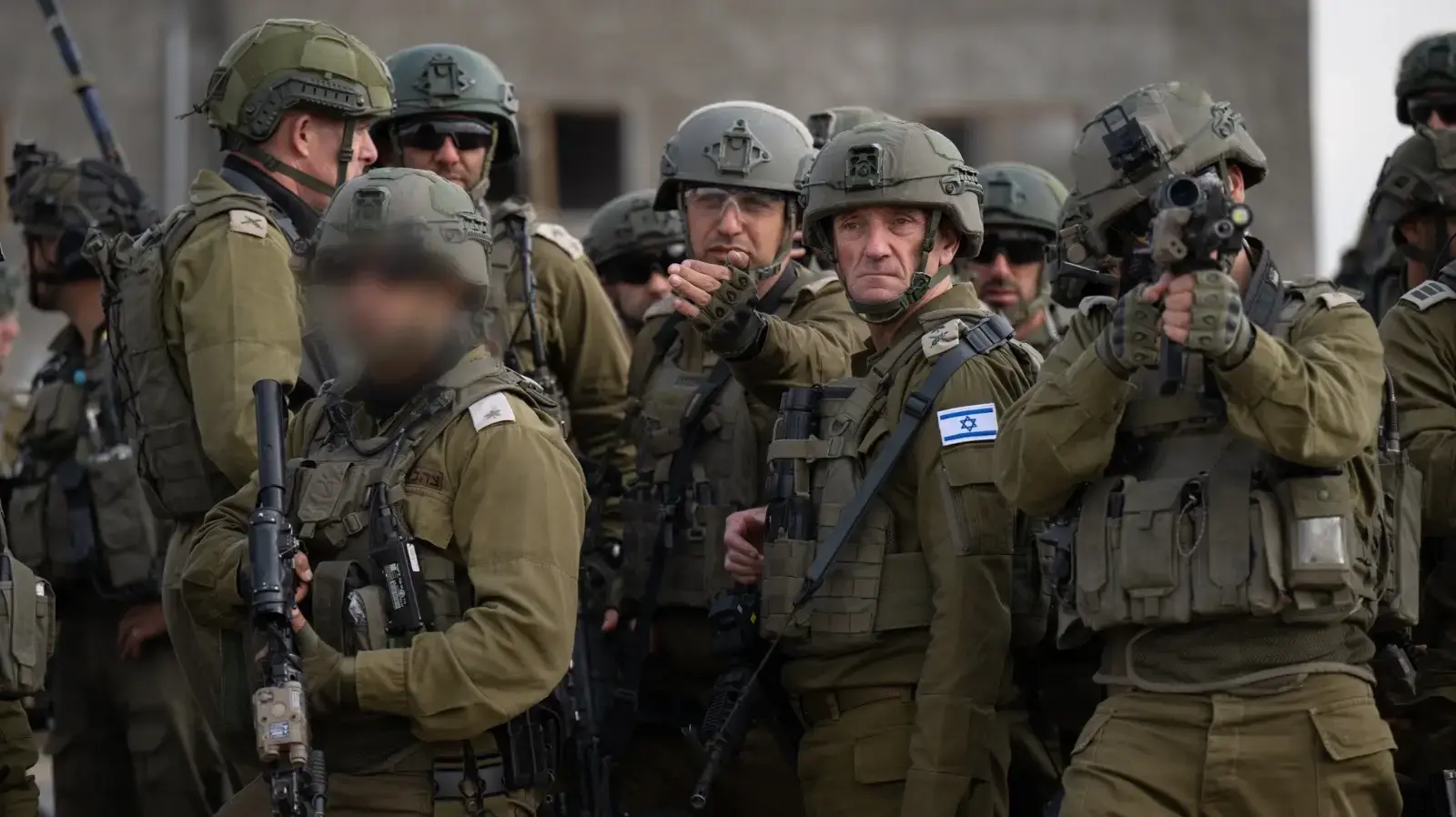 הרמטכ"ל מקיים תחקיר ראשוני בנקודה בה נפלו 21 לוחמי צה"ל ברצועת עזה. 23 בינואר 2024 הרמטכ"ל מקיים תחקיר ראשוני בנקודה בה נפלו 21 לוחמי צה"ל ברצועת עזה. 23 בינואר 2024