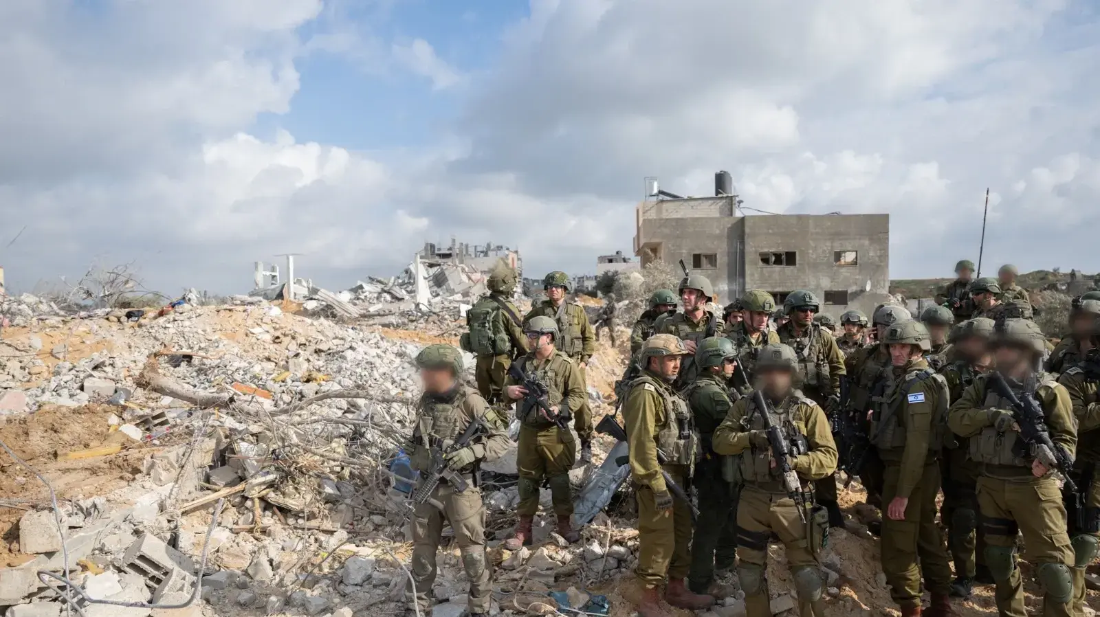 הרמטכ"ל מקיים תחקיר ראשוני בנקודה בה נפלו 21 לוחמי צה"ל ברצועת עזה. 23 בינואר 2024 הרמטכ"ל מקיים תחקיר ראשוני בנקודה בה נפלו 21 לוחמי צה"ל ברצועת עזה. 23 בינואר 2024