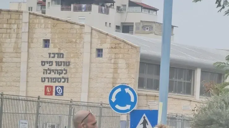 השרה סילמן מדברת עם שוטרים אחרי האירוע השרה סילמן מדברת עם שוטרים אחרי האירוע