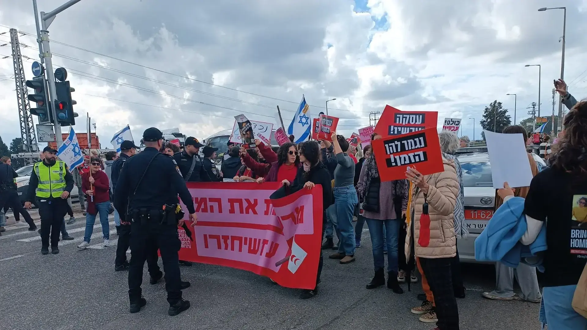 מפגינים חוסמים את משאיות האספקה לחמאס  במעבר כרם שלום