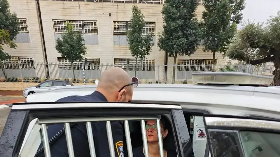 החשודה שנעצרה ברחובות שסטרה עידית סילמן, 24 בינואר 2024 החשודה שנעצרה ברחובות שסטרה עידית סילמן, 24 בינואר 2024