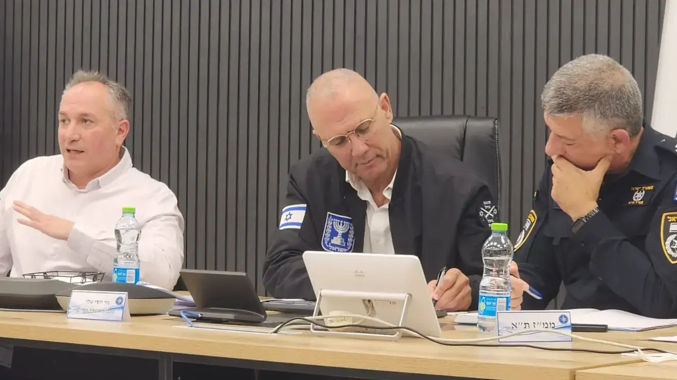 מפקד מחוז תל אביב ניצב פרץ עמר בדיון בנושא הזרים עם מנכ"ל משרד רה"מ יוסי שלי מפקד מחוז תל אביב ניצב פרץ עמר בדיון בנושא הזרים עם מנכ"ל משרד רה"מ יוסי שלי