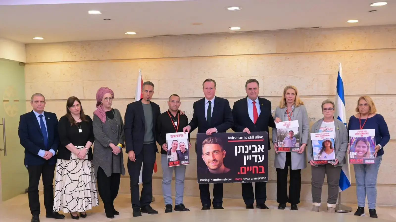 שר החוץ ישראל כ"ץ נפגש עם שר החוץ של בריטניה דיוויד קמרון, מתאם השבויים והנעדרים, תא"ל (במיל') גל הירש ומשפחות החטופים